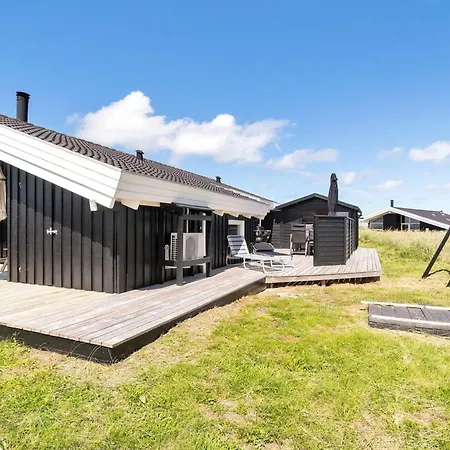 Elvie - 200m From The Sea By Interhome